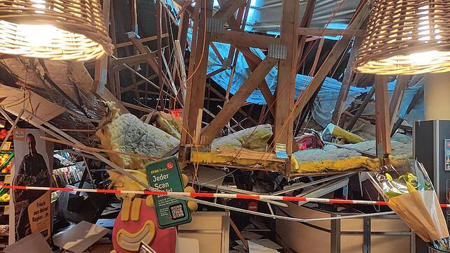 Bilder zeigen die Auswirkungen des eingestürzten Supermarktdachs.