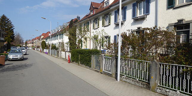 Der Grünenbergweg mit seinen hübsch gestalteten Vorplätzen der nach Süden zeigenden Hauseingänge.