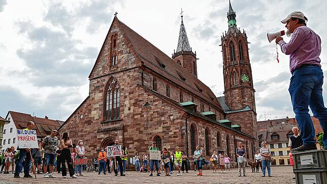Auf dem Münsterplatz macht Initiator Oliver Huppenbauer noch einmal deutlich, wofür die Eltern demonstrieren. Sie wollen ein schlüssiges ...