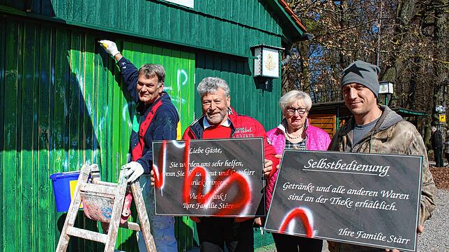 Familie Stärr zeigt die Überreste der Schmierereien, die ein Maler im Moment entfernt. Stefan Stärr (rechts) hat den Kult-Laden 2021 von ...