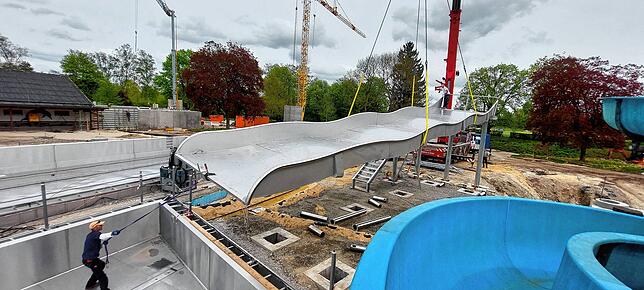 Mit Muskelkraft wird die schwebende Rutsche an die richtige Position gelenkt.