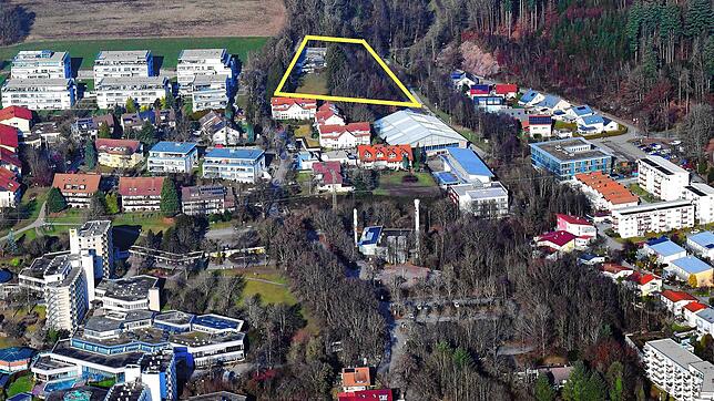Blick aufs Kurgebiet: Im oberen Kurgebiet (gelb umrandete Fläche) sollen zwei große Bauprojekte entstehen, drei Mehrfamilienhäuser sowie ...