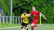 Der Türk. SV Konstanz (Ismail Daoud, links) unterliegt der SG Reichenau (Manuel Blum) im fairen Bezirksligaderby mit 2:3.