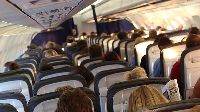 Schlafen im Flugzeug kann zu einer großen Herausforderung werden.