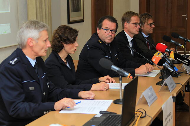 Pressekonferenz in Konstanz mit ernsten Mienen (von links): Markus Sauter (Polizei Konstanz), Petra Mock (Verbraucherministerium ...