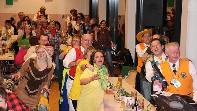 Beim Bobfahrerlied kamen die Gäste beim Zunftball des Narrenvereins Durbestecher in Schwung.