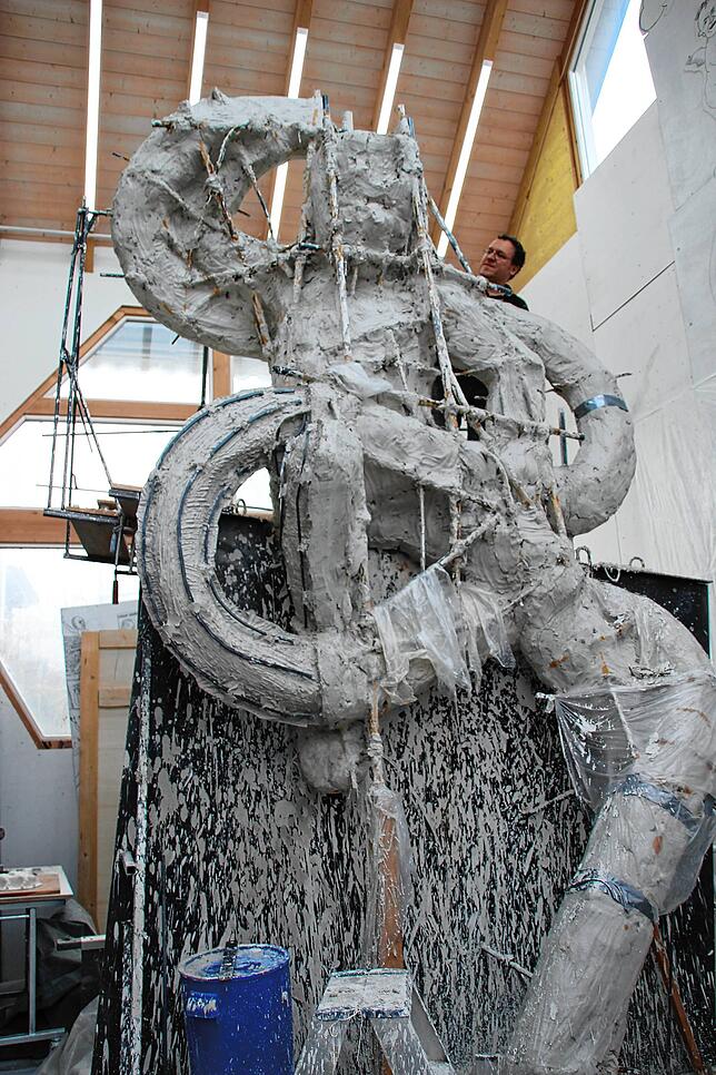 Noch im Entstehen begriffen: Kunstgießer Johannes Traub arbeitet an der Gussform der Laokoon-Figur.