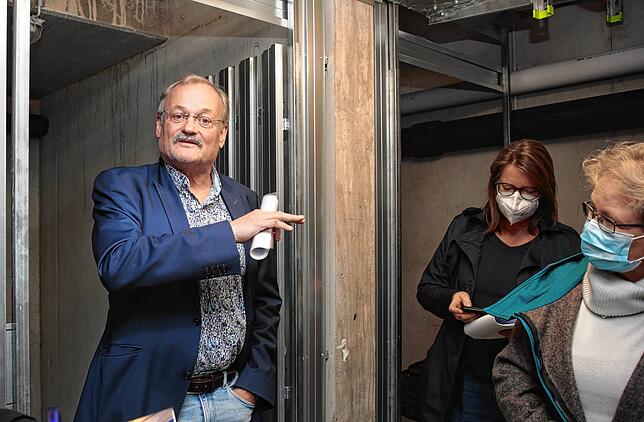 Die Kellerabteile sind mit Metallkonstruktionen voneinander abgeteilt. Hegau-Chef Nieburg erklärt Besuchern die Durchlüftung der ...