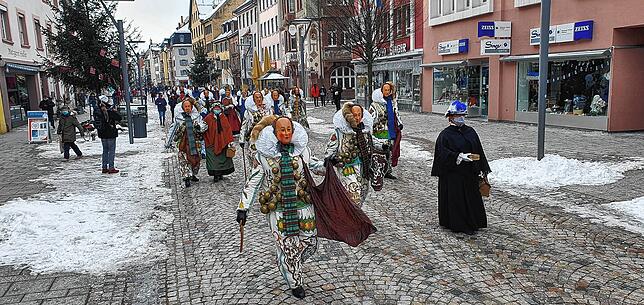 Schon 2021 ließen sich rund 50 Narren nicht stoppen. Sie gingen am Mentigmorgen mit wehendem Foulard auf die Villinger Strecke.