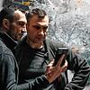 Vitali Klitschko (rechts), Bürgermeister von Kiew, und sein Bruder Wladimir Klitschko schauen auf ein Smartphone im Rathaus in Kiew. ...