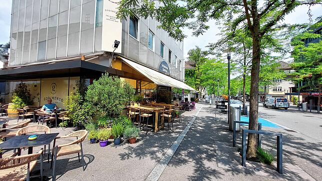 Das Godimento in der Hauptstraße: Ein Bistro und Laden mit südländischem Flair.