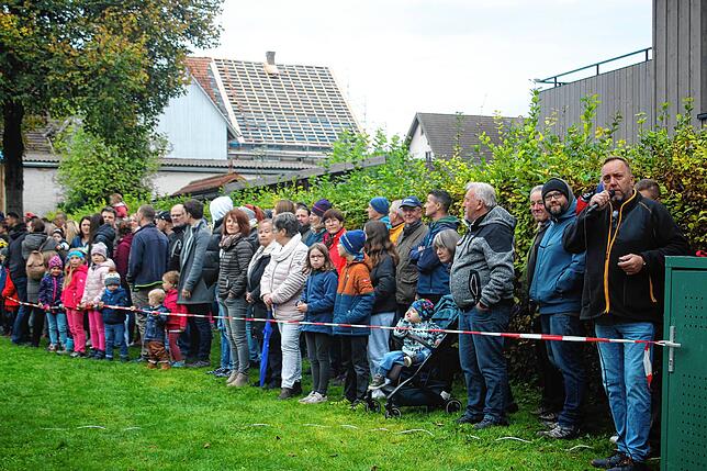 Viele Zuschauer verfolgten interessiert die Übung der Freiwilligen Feuerwehr am und im Kindergarten Orsingen.