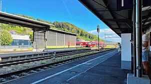 Der Bahnhof in Waldshut (Symbolbild). Ein Mann sprang aufs Gleis, um den Zug auf der gegenüberliegenden Seite erwischen wollte. Mit der ...