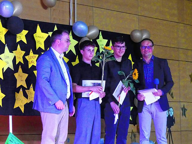 Die beste Abschlussprüfung legten Fynn Wettstein (Zweiter von links) und Yannick Berger ab. Es gratulieren Bürgermeister Ulrich Krieger ...