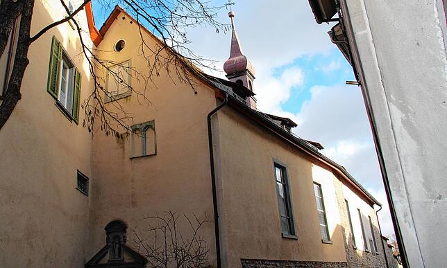 Links das Kloster Zoffingen am Rand der Altstadt – gegenüber auf der rechten Seite der größte Weinkeller der Stadt.