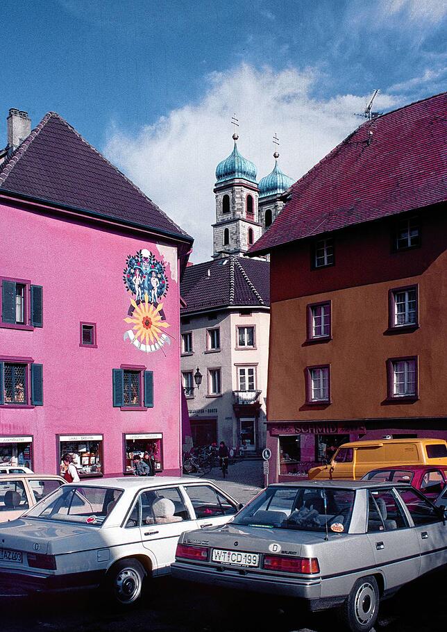 Der Säuplatz zu Beginn der 80er Jahre mit der Buchhandlung Frank (links) und der Bäckerei Schmid (rechts).
