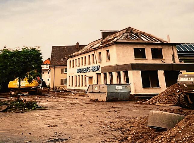 Ein Bild vom Gebäude des alten Mercedes Händlers in Bad Säckingen aus dem Jahr 2001 kurz bevor es abgerissen wurde. In einem Album hält ...