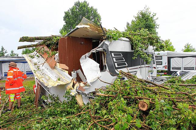 Glück gehabt: Als der Baum umfiel, befand sich niemand in dem Wohnwagen.