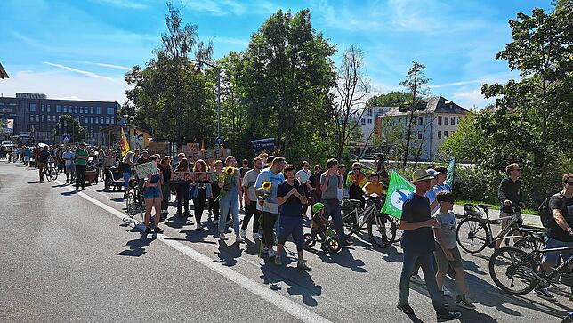 Der Demonstrationszug startet am Villinger Bahnhofsvorplatz.