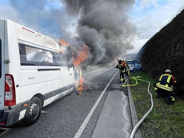 Die Feuerwehren aus Gottmadingen und Bietingen haben das Feuer am Transporter schnell gelöscht.