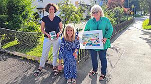 Vor knapp einem Monat stand hier das Wasser knöchelhoch. Sabine Mohr (von links), Renate Hold und Monika Bucher von der Aktion ...