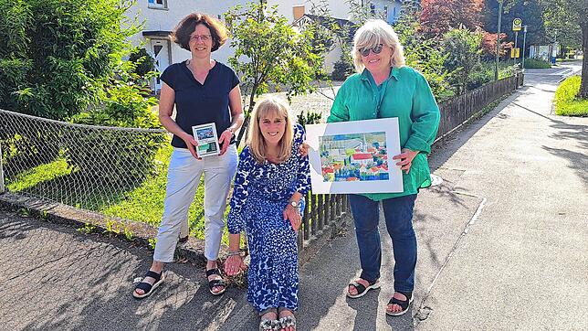 Vor knapp einem Monat stand hier das Wasser knöchelhoch. Sabine Mohr (von links), Renate Hold und Monika Bucher von der Aktion ...