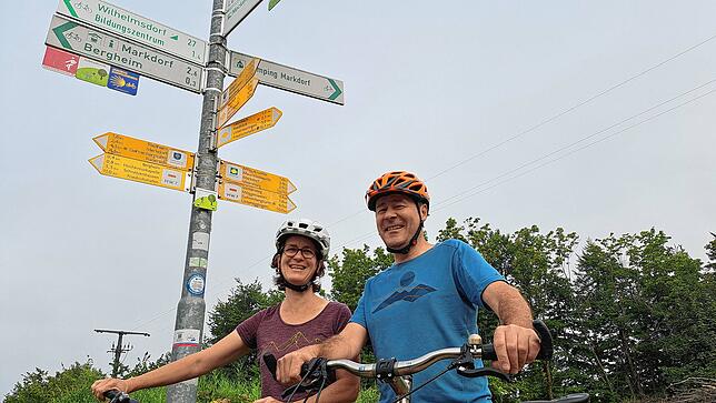 Die Reise von Silvia Georgi und Berthold Späth startet auf dem Radweg vor der Haustür in Bergheim.