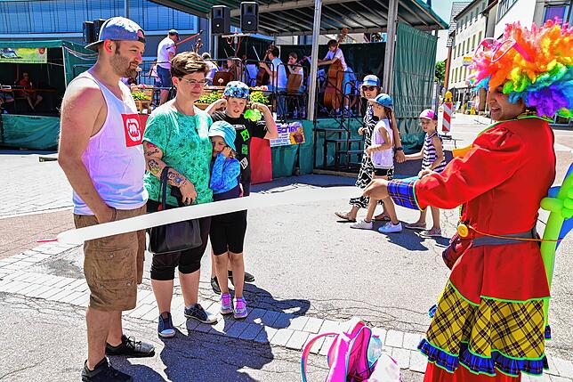 Bild 19: Stadtfest in St. Georgen: Viele Besucher schmückten das Fest. Gute Unterhaltung und schönes Wetter.