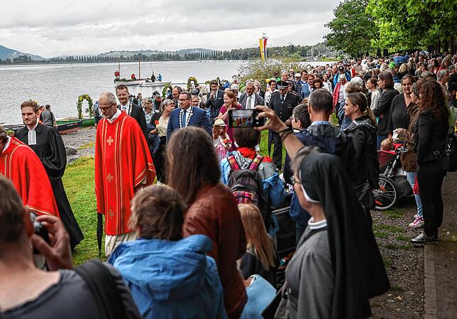 Viele Besucher sind ans Radolfzeller Ufer gekommen, um die Pilgerfahrer in Empfang zu nehmen.
