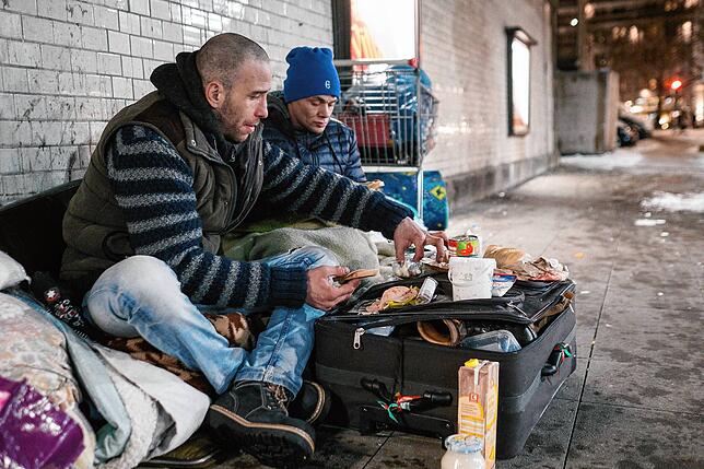 Dimitar (31) aus Bulgarien und seine Freundin Alex (41) aus Ungarn essen und übernachten unter einer Brücke beim Hauptbahnof. (Archibild)