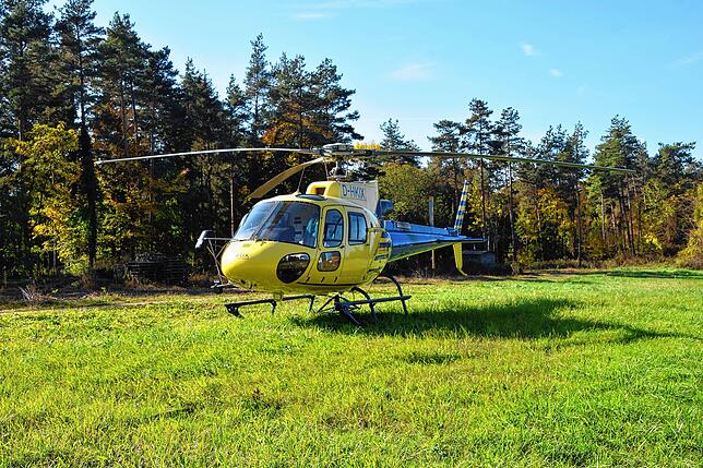 In der Nähe von Hof Höfen wartet der Hubschrauber auf seinen Einsatz, da in der Marienschlucht noch zu viel Nebel ist.