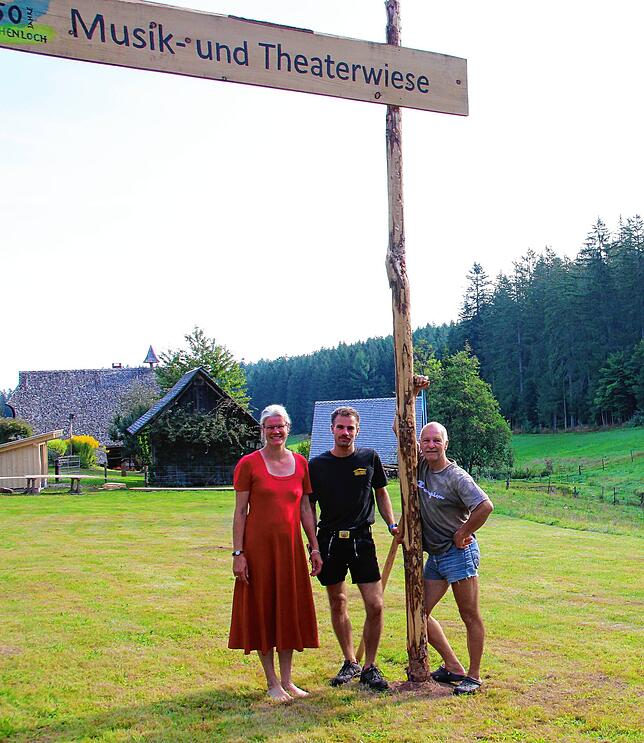 Hier wird gefeiert. Klaus und Silke Richter mit ihrem Sohn Mathis, vor der Musik- und Theaterwiese. Im Hintergrund der Hof.