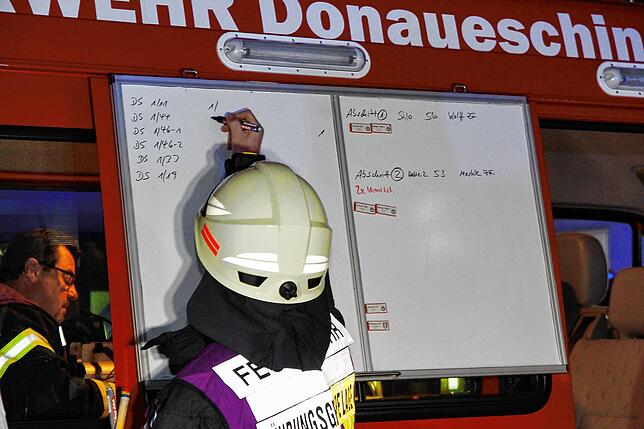 Bild 6: Feuerwehr, THW und DRK üben gemeinsam den Ernstfall. Hier gibt es die Bilder!