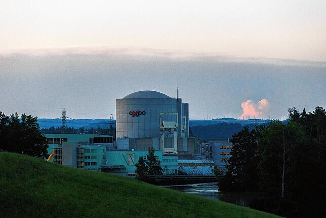ARCHIV – 13.08.2024, Schweiz, Böttstein: Das Atomkraftwerk Kernkraftwerk AKW KKW Beznau steht im Fluss Aare auf einer künstlichen Insel. ...