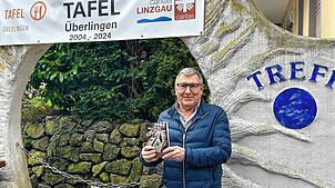 Hubert Schmieder mit seinem Buch vor der Überlinger Tafel. Foto: Eva-Maria Bast