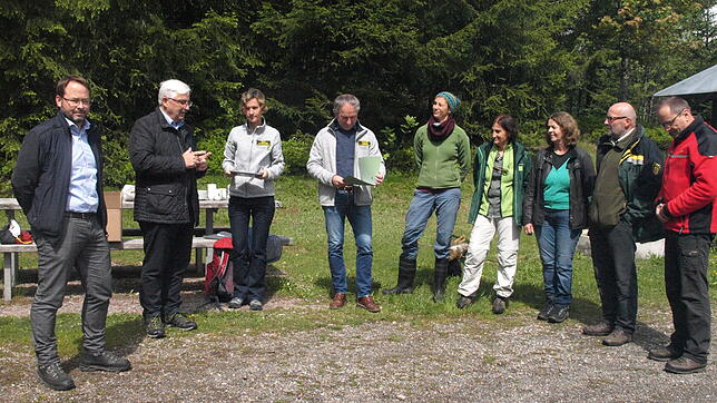 Zur Übergabe des &bdquo;Natura 2000-Klassenzimmers&ldquo; an das Biosphärengebiet Schwarzwald trafen sich (von links) die Bürgermeister ...