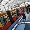 Eine Sicherheitskamera überwacht einen Bahnsteig in Berlin.