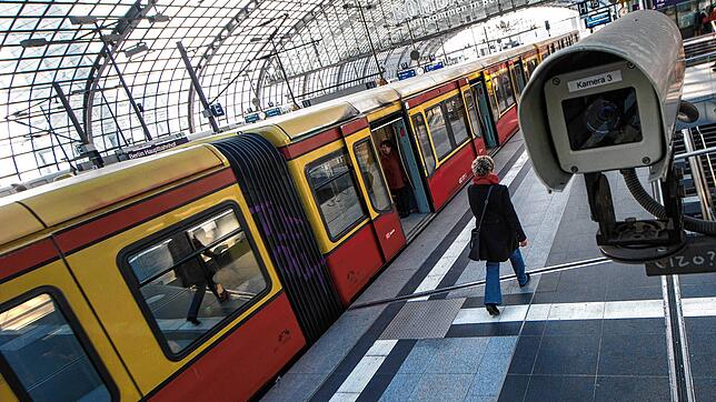 Eine Sicherheitskamera überwacht einen Bahnsteig in Berlin.