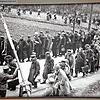 Der Schlagbaum hebt sich: Bei Kriegsende von den Franzosen befreite oder freigelassene Kriegsgefangene und Zwangsarbeiter aus ...