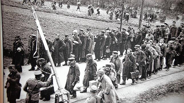 Der Schlagbaum hebt sich: Bei Kriegsende von den Franzosen befreite oder freigelassene Kriegsgefangene und Zwangsarbeiter aus ...