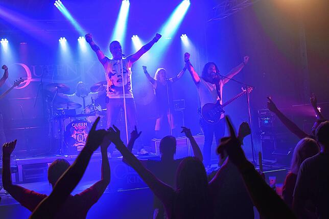 Die Queen-Cover-Band The Queen Kings gastierte in der Huber-Kulturhalle und sorgte für ausgelassene Partystimmung.