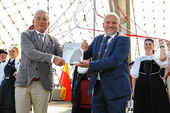 Der stellvertretende Ministerpräsident Thomas Strobl (links) überreichte OB Martin Staab eine Ehrentafel, die künftig das Rathaus zieren ...