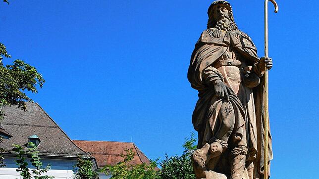 &bdquo;Die ehemalige Brunnenfigur des heiligen Rochus (mit Pestbeule am Oberschenkel) steht seit 1931 auf der Waldshuter ...