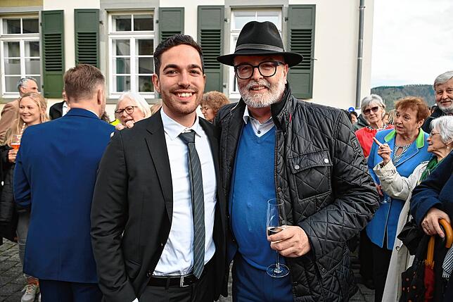 Christoph Stolz am Wahlabend in Bodman-Ludwigshafen mit seinem Vater und inzwischen Bürgermeisterkollegen Rainer Stolz.