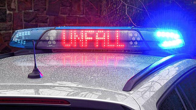 Die Leuchtschrift „Unfall“ ist auf dem Dach eines Streifenwagens zu sehen.