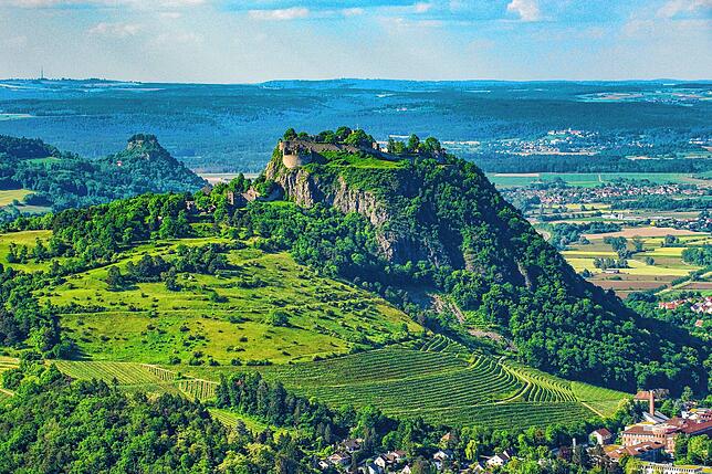 Der Singener Hausberg Hohentwiel auf dem Luftbild. Mit der Audio-Tour Vulkanpfad Hohentwiel können Besucher die Umgebung erkunden.