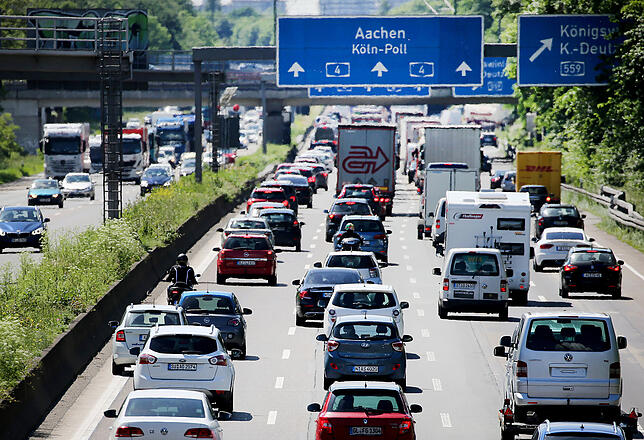 Ein Stau auf der A4 auf dem Kölner Ring.