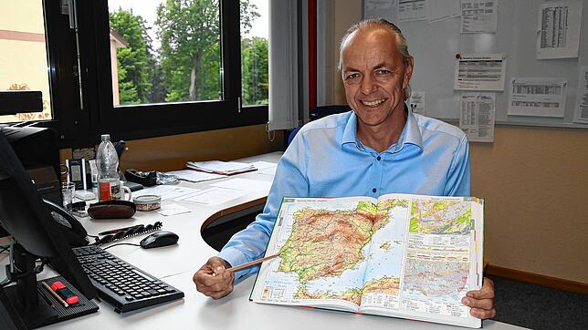 Noch im Schulleiter-Büro der Stockacher Grundschule, bald schon in Portugals Hauptstadt Lissabon: Frank Sauer wird ab dem nächsten ...