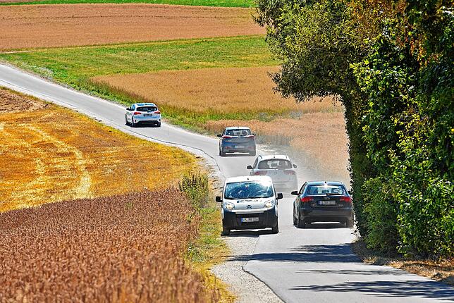 Viel Autoverkehr auf der Umleitungs-Schleichwegen zwischen Sumpfohren und Fürstenberg: Die Sperrung der Bundesstraße sorgt für eine ...