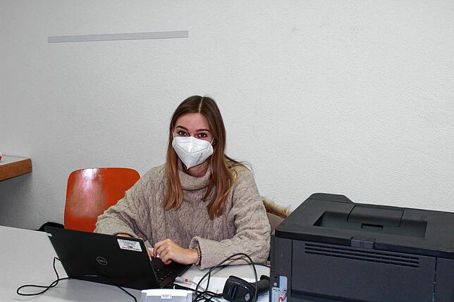 Isabel Krüger vom Klinikum Konstanz hilft bei der Registrierung der Impfwilligen am Impfstützpunkt Stockach.